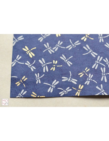 Chiyogami 030 libellula bianca  e oro su blu