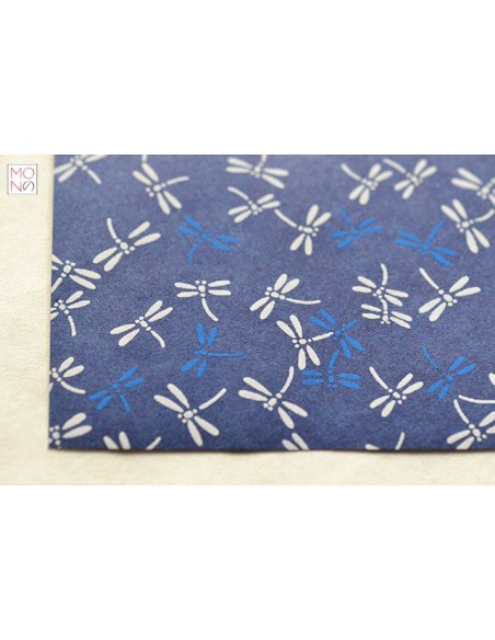 Chiyogami 064 libellula bianca azzurra su blu